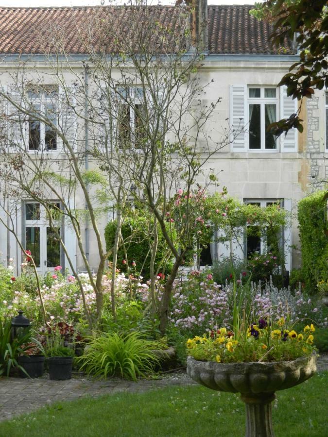 La Maison De L'Ambassadeur Saint-Jean-dʼAngély Bagian luar foto